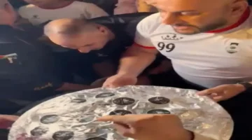 النشامى يحتفلون بالمنسف في سوق واقف قبل ساعات من مواجهة السعودية